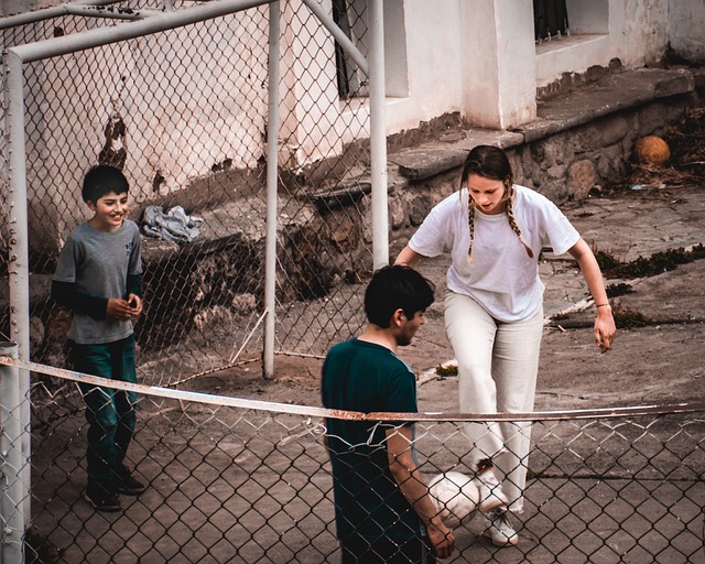 融入青岛生活，妻子分享阿兰青岛德比赛后谢场瞬间.